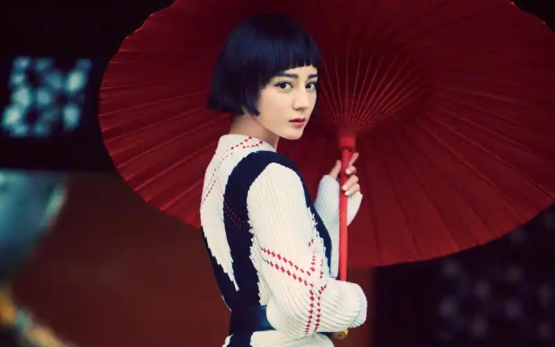 迪丽热巴短发齐刘海高清桌面壁纸