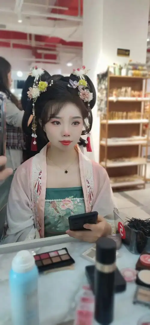 今日份打工结束#西安汉服妆造 #古装造型 - 抖音