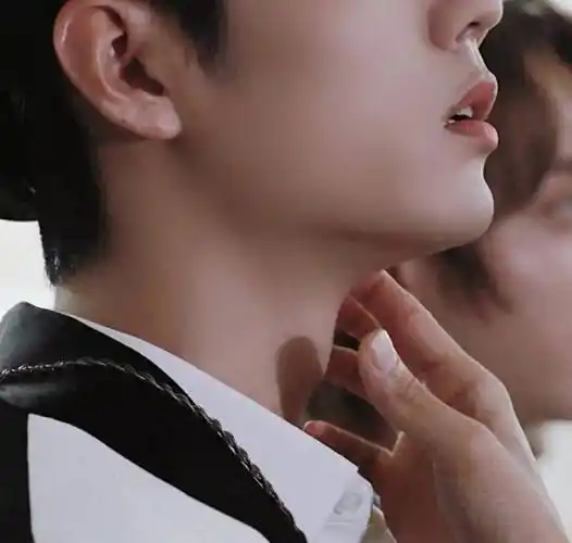 肖战的喉结合集:上下滚动的喉结会说话,简直荷尔蒙爆棚_时尚_鼻梁_高