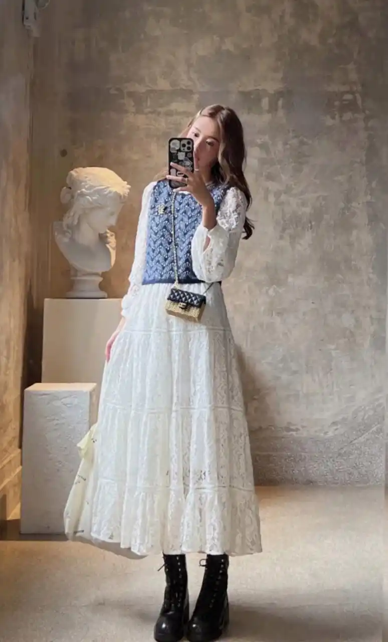 张子萱晒自拍,她一米七多的身高太优越了,穿平底靴子就能撑起长裙