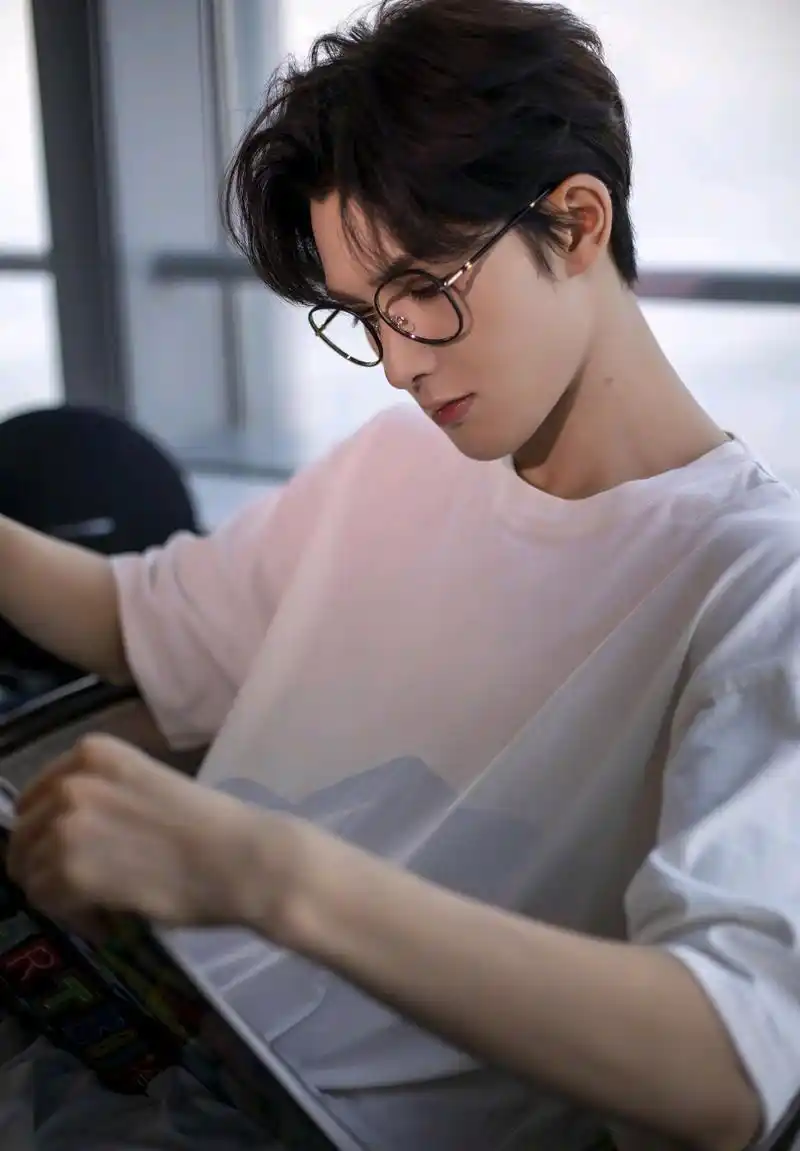 朱正廷分享一组楼宇窗前写真,身着简约白t休闲风格,别样魅力