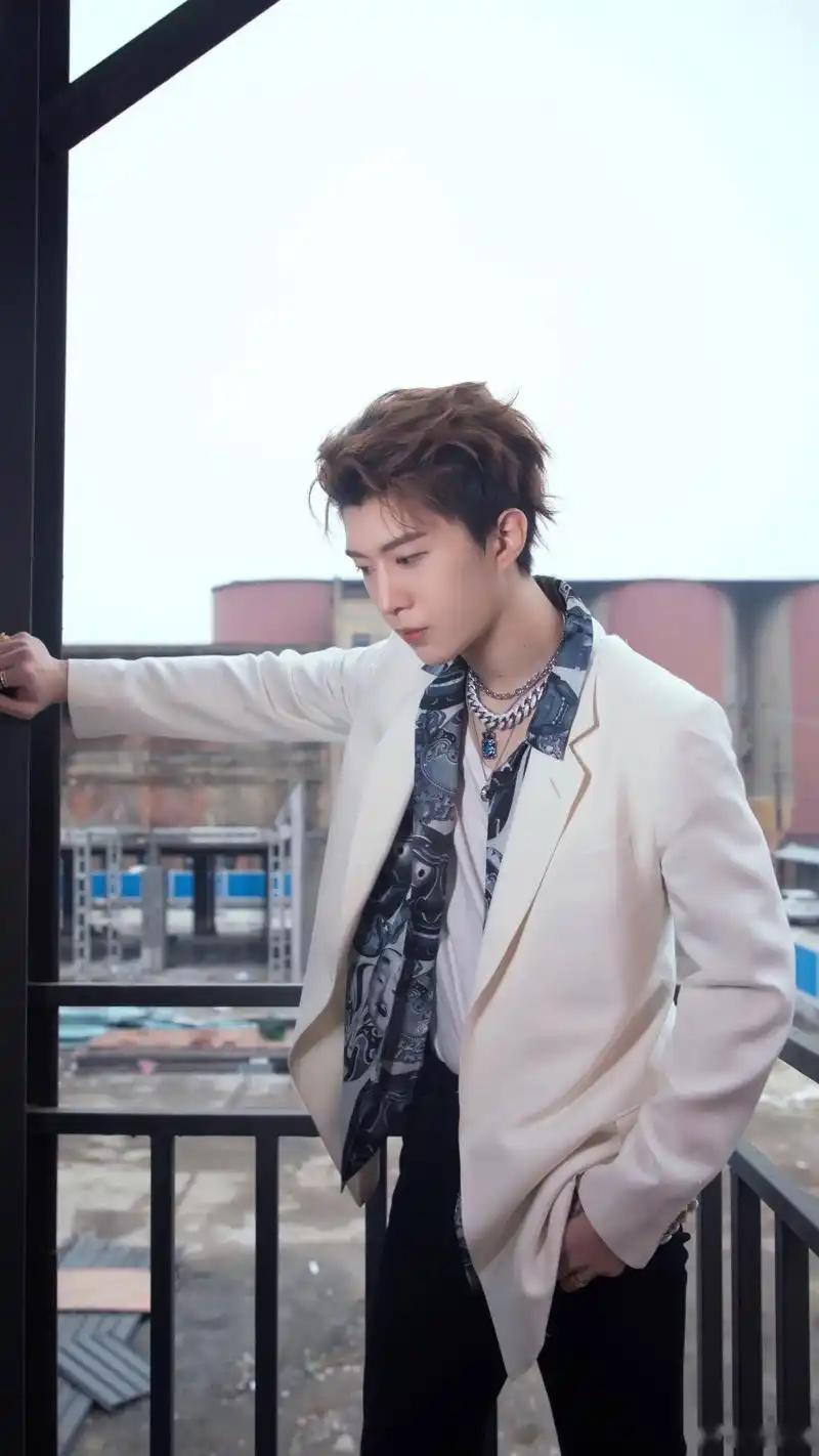 范丞丞室内吸烟?