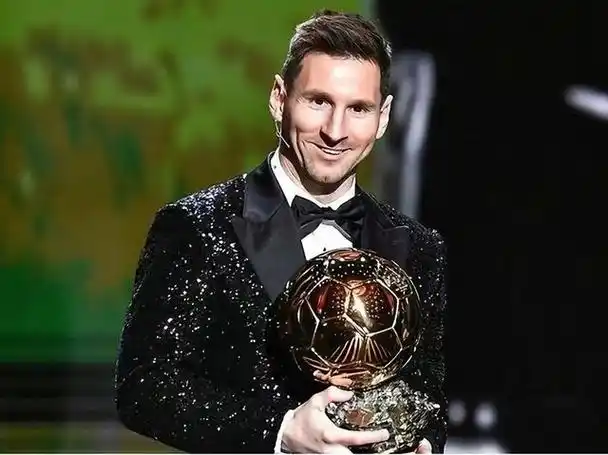 梅西,阿根廷国家队队长和世界级足球巨星,目前效力于美职联球队迈阿密