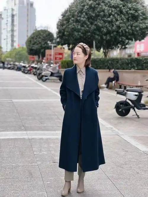 气质藏蓝色大衣