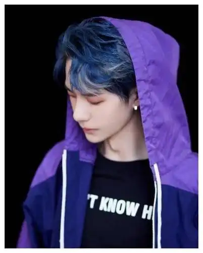 玫瑰眼妆,蓝色头发的王一博,帅出新高度!