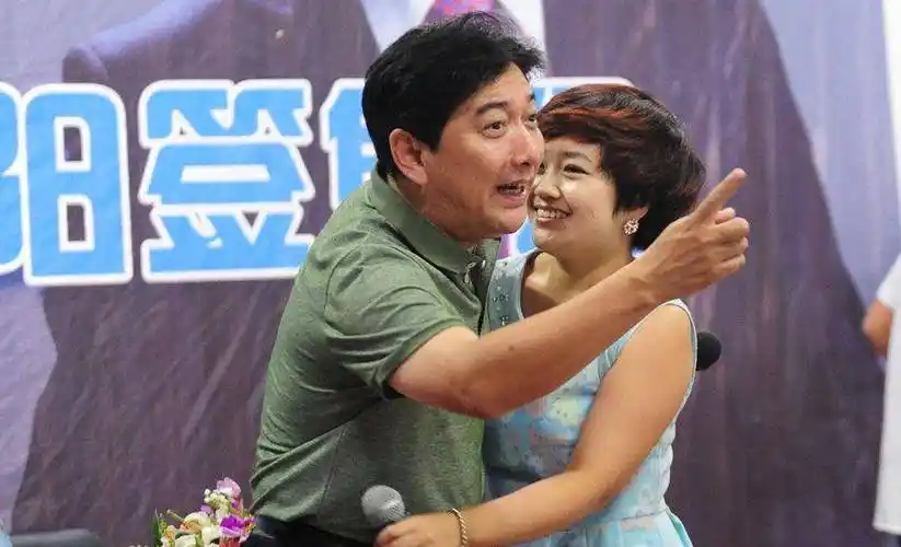 主持人,二婚娶小13岁娇妻,今50岁老来有喜生龙凤胎_水均益_专访_杨迪