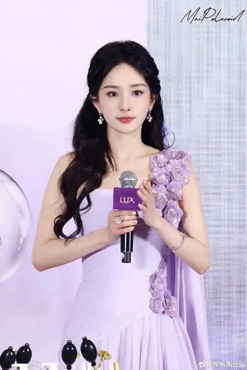 内娱第一个发行程图的是杨幂##内娱杨幂第一个发行程图