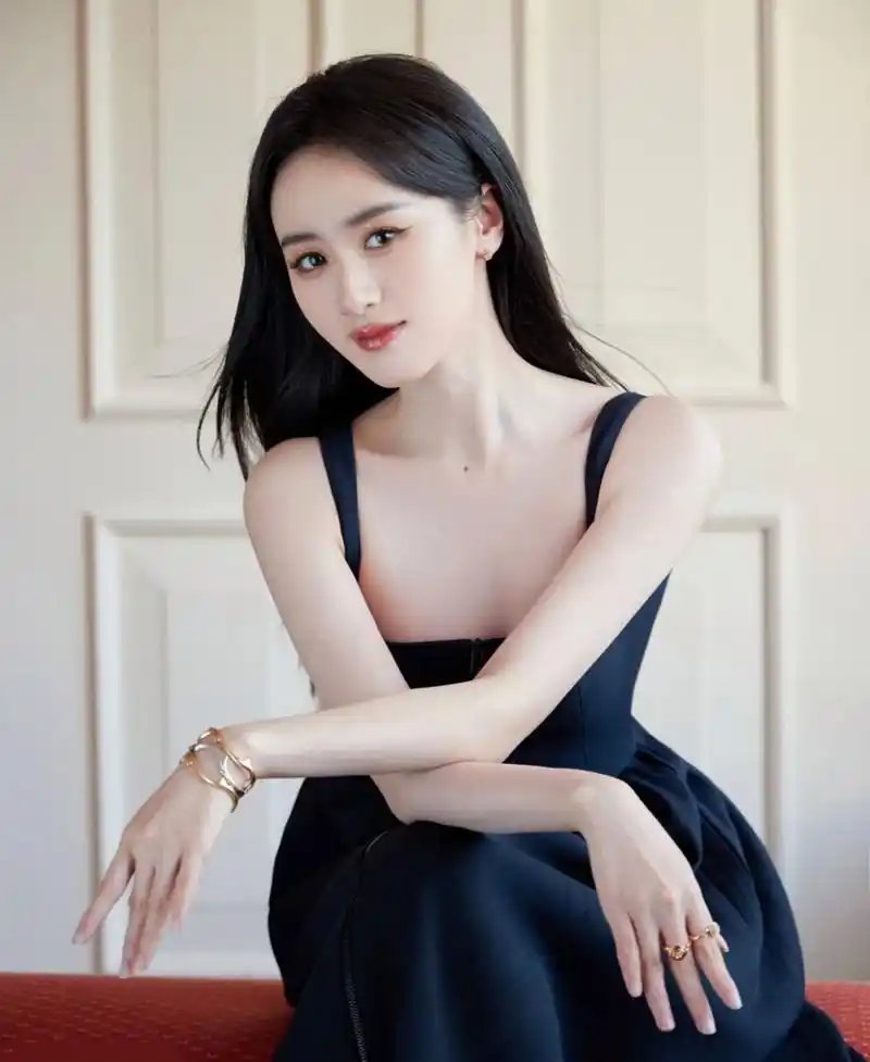 袁冰妍# 一袭黑色吊带长裙,清纯甜美的容颜,白皙细嫩的肩颈线,性感