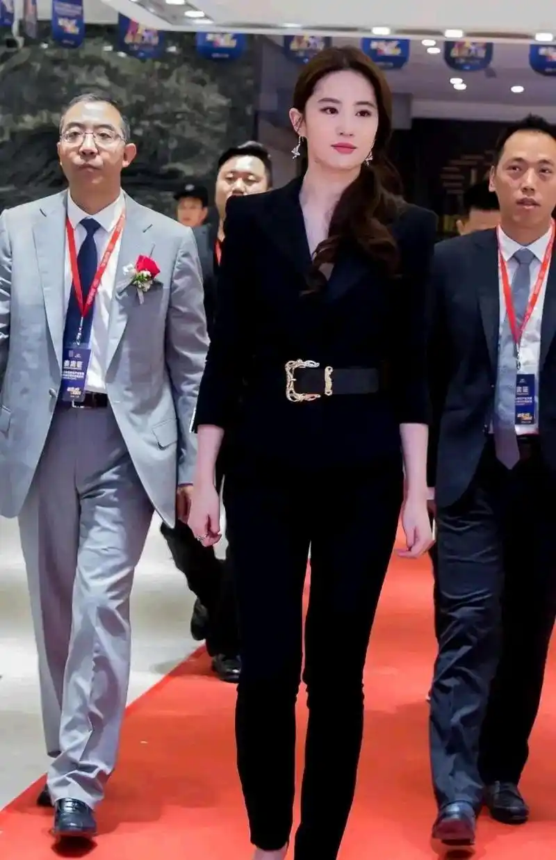 这套黑色职业装让刘亦菲端庄,美丽,妩媚,妩媚![得意]