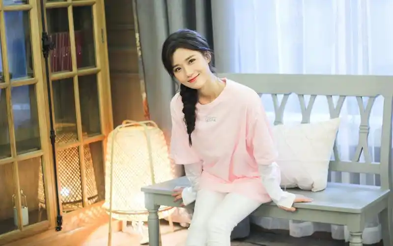 陈意涵清秀俏皮居家写真桌面壁纸