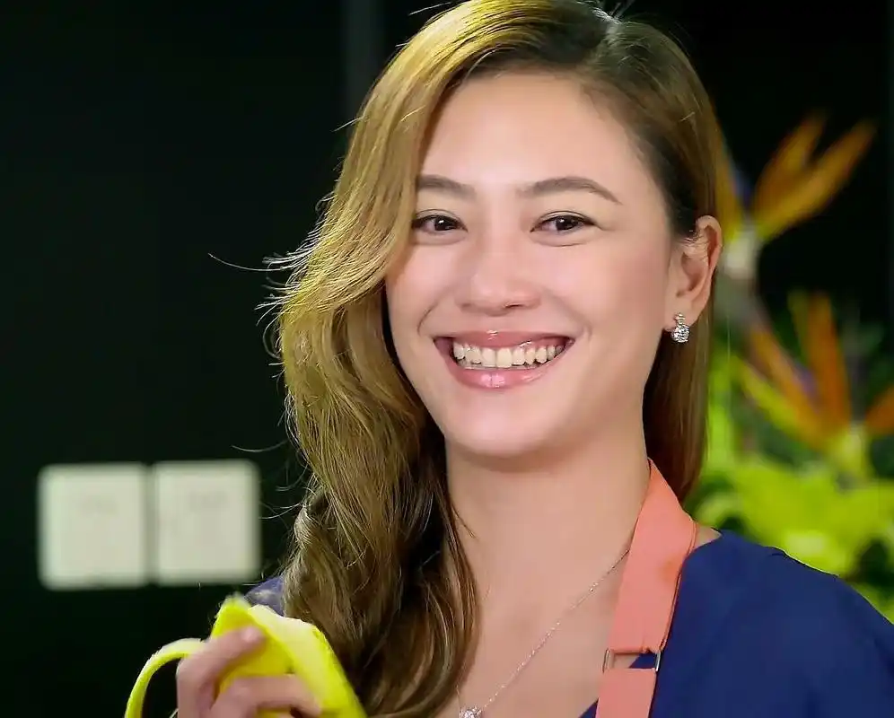 应采儿:性感大嘴笑起来有多灿烂?最后4张图,嘴角露到耳根啦!