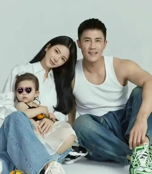 原创杜淳老婆王灿罕晒全身照腿又细又白堪比女明星短发更像宋慧乔