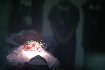 医护人员对吴华静遗体进行告别.