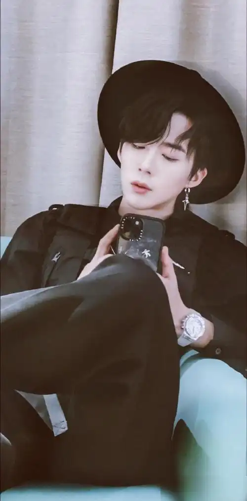 刘宇宁黑色穿搭感觉有黑爷的范了颜值与实力兼备有范还帅