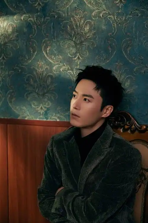 茅子俊氛围感情绪写真曝光 墨绿丝绒西装清冷矜贵_暗色_背景_清隽