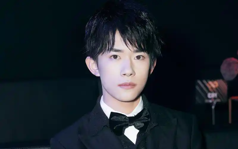 简单帅气易烊千玺西装壁纸_撩妹高手易烊千玺