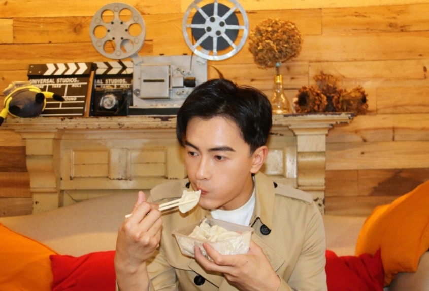 郑元畅花式吃饺子,够做一套表情包了