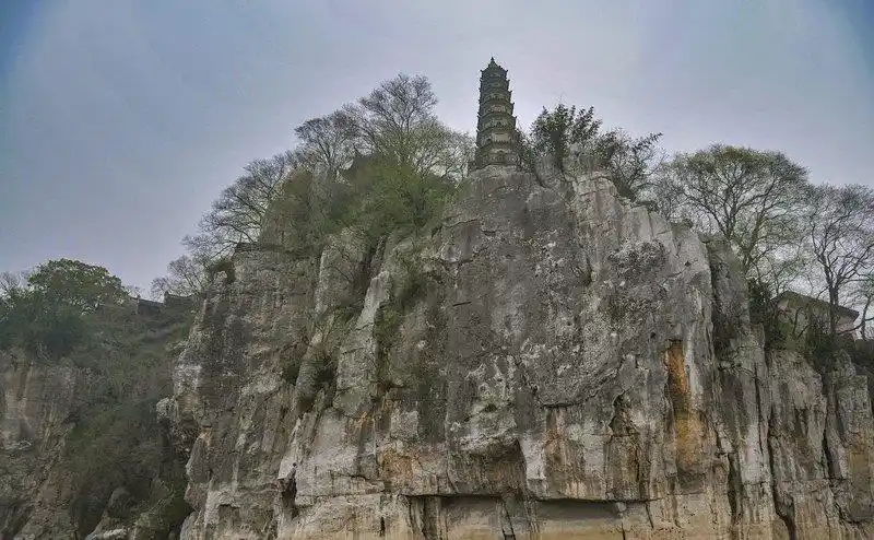 位于鄱阳湖畔的石钟山