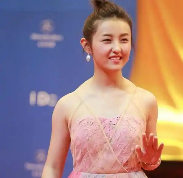 近照,仔细看,肩膀上有两个"包",俗称斜方肌,看着确实有些怪异.