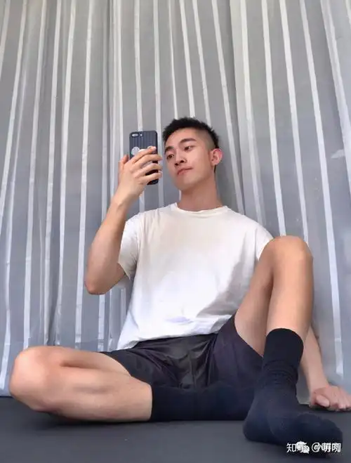 湖北腹肌小狼狗灰裤子刷屏男生就该这样穿搭