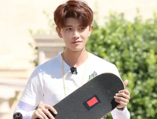 任嘉伦笑起来晃头晃脑,真是长不大的大人,笑起来真灿烂_笑容_偶像