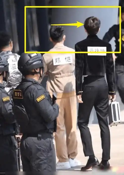 178郑恺和184蔡徐坤同框当二人一起背过身时谁在撒谎很显然