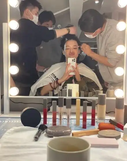 化妆间自拍内卷女明星打工也不忘营业
