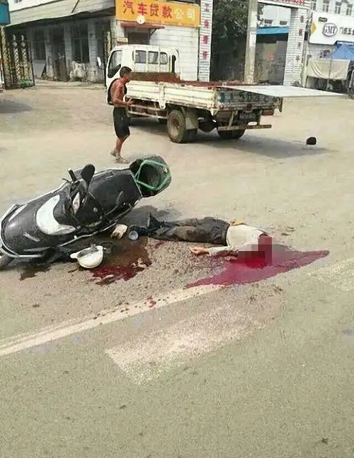 河北一货车运钢板超长1米多 骑车者撞上头部被削掉