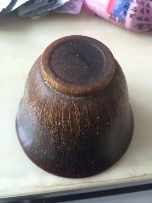 犀牛角杯子底部有螺旋纹对吗?