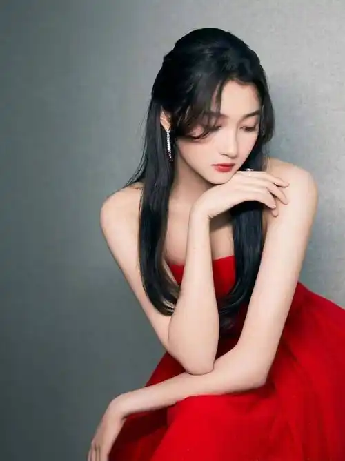 关晓彤抹身材红裙来了,清纯唯美,谁看了不得不说这美女真好看_感觉