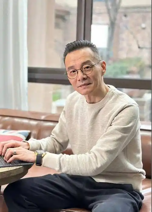 男人过了60岁,头发尽量少剪长发,平头,换成这些发型更儒雅帅气_男士