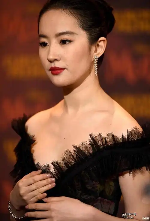 刘亦菲的斜方肌绝对是个身材bug