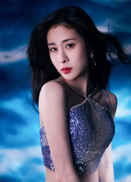 张碧晨超话拨开朦胧雾色,明月相照.