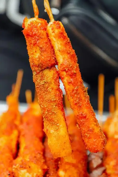 小区里的清真炸串大爷站着炸了20年