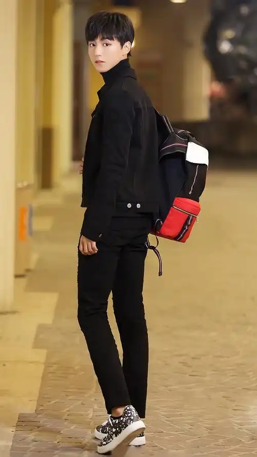 分享一组王俊凯身着dior的无水印街拍大图·iphone桌面尺寸·腿是不是