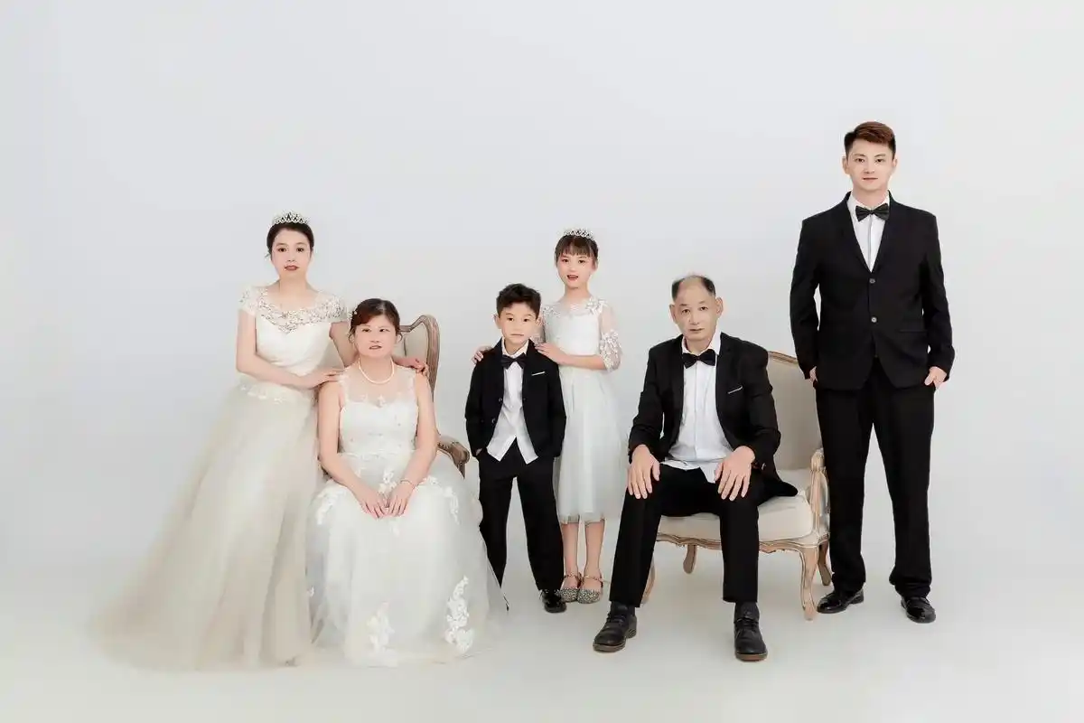 全家同框 #三代人 全家福照片来喽!#合影 - 抖音