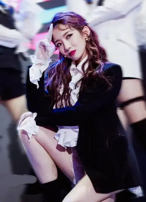 孟美岐穿"蕾丝短裙跳舞",可爱性感兼备,姐姐太棒了!