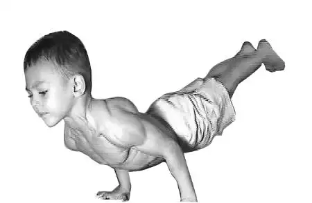 罗马尼亚6岁男孩晒惊人肌肉破两项吉尼斯纪录