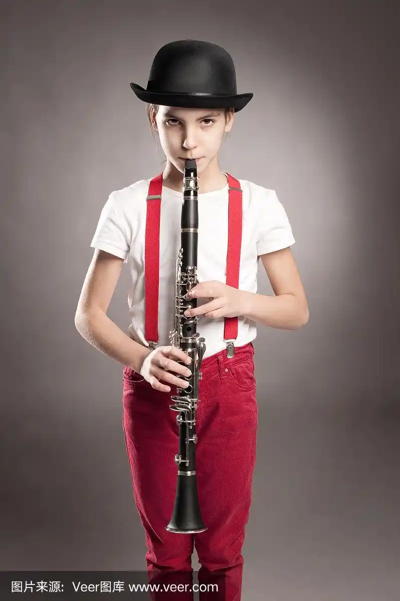 小女孩在吹单簧管