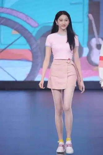 当172华晨宇撞上173的关晓彤,网友:谎报身高的那位,不尴尬吗