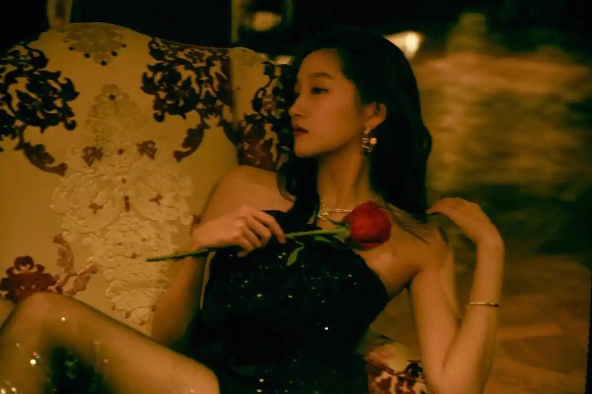 关晓彤终于穿对了!一袭花粉蛋糕释放绝美仙气,港风大片更闪瞎眼