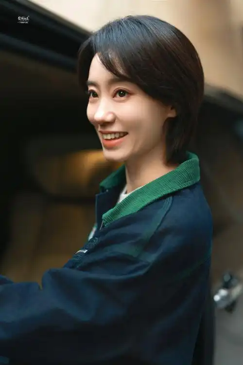 张小斐短发白衬衫