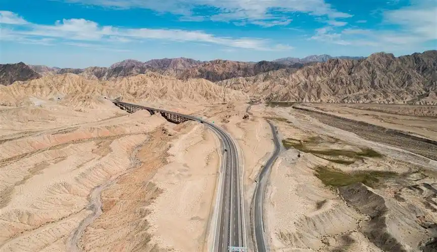 穿越两大无人区中交二航局参建新疆依若公路建成通车