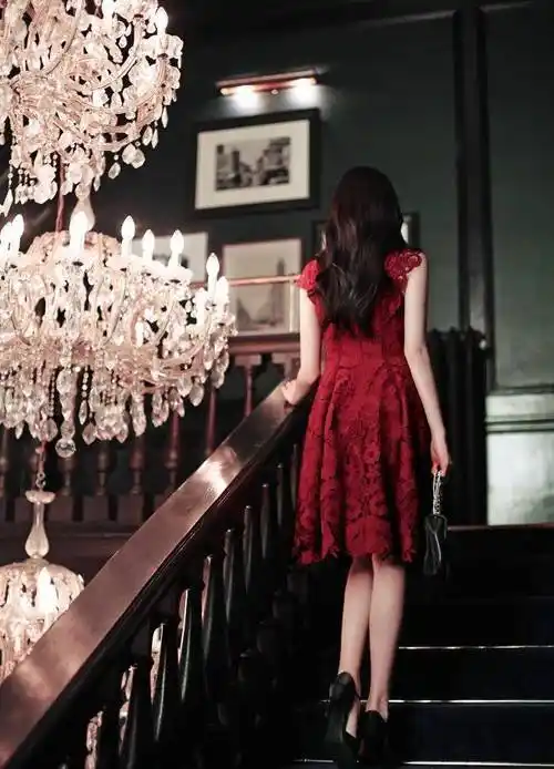 身穿一袭红裙的女子,气质真好,特别的迷人!_背影