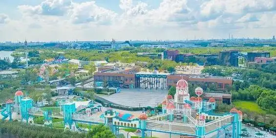 上海迪士尼地铁站外有两座游乐园,一座是迪士尼,另一