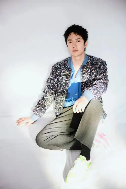 王一博碎花外套##王一博两只鞋一粉一绿