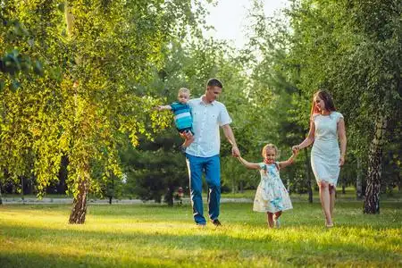 四人散步,在公园里开心的年轻家庭幸福插画