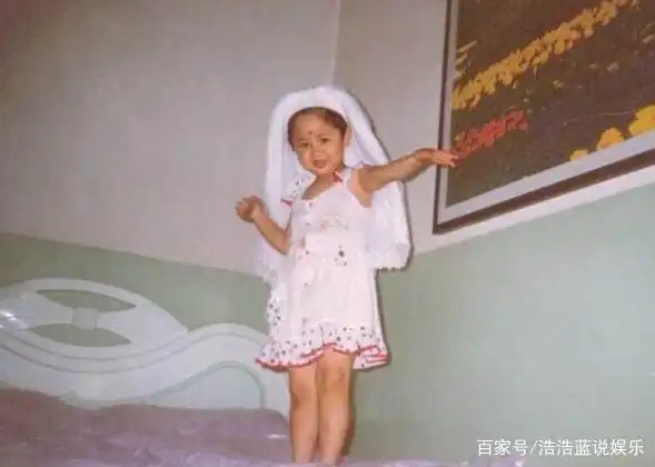 这是杨紫,你们能看出来吗,原来杨紫小时候胖嘟嘟的超可爱,长大后变成