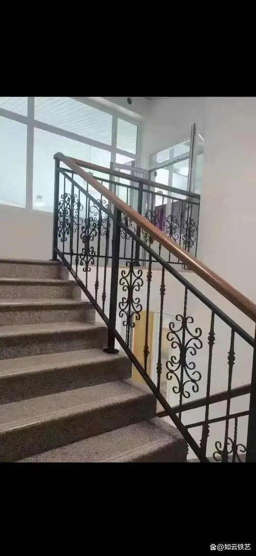 西安铁艺楼梯栏杆的选择一般和楼梯栏杆的材质有关,所以不同材质的