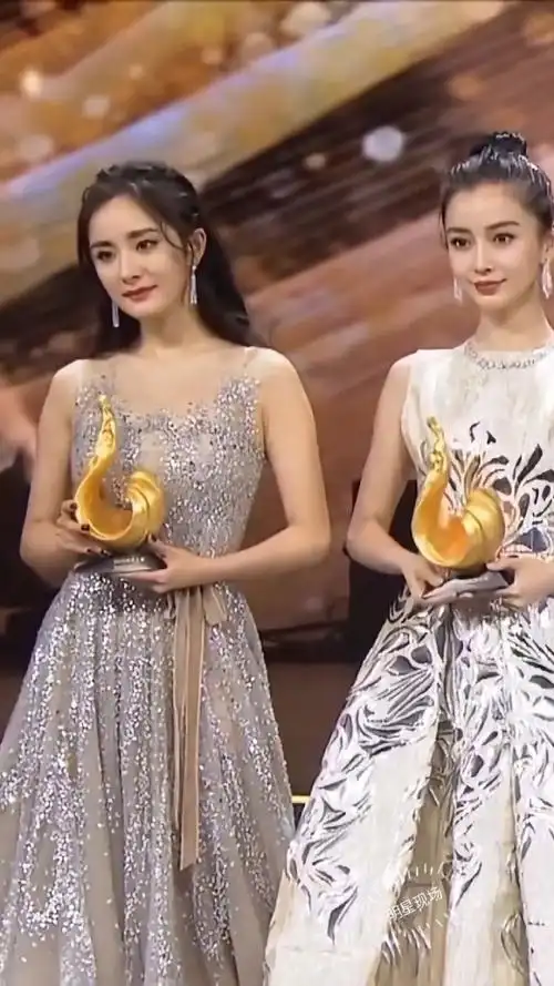 明星现场#明星#娱乐现场 #杨幂#杨颖 神仙颜值同框!你们更粉谁?
